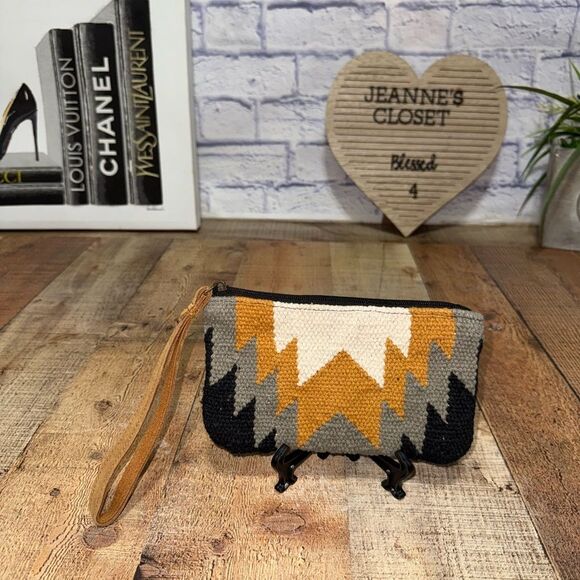 Panache collection WRISTLET - Picture 1 of 13